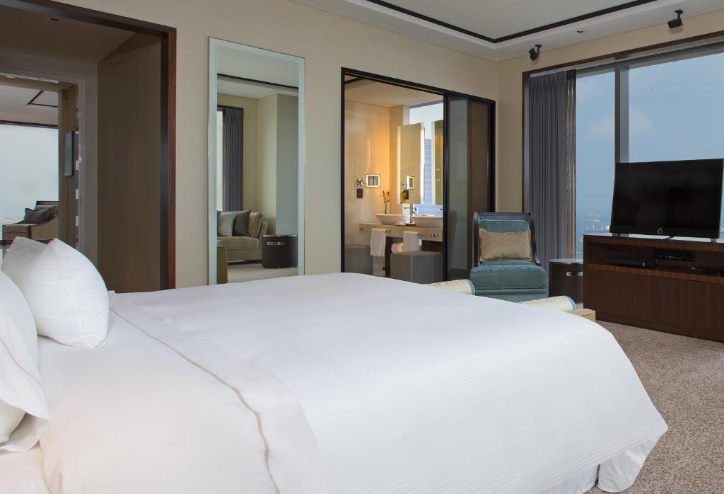 Двухместный (Люкс с 1 спальней, видом на гавань и доступом в клубный лаундж) отеля The Westin Singapore, Сингапур (город)