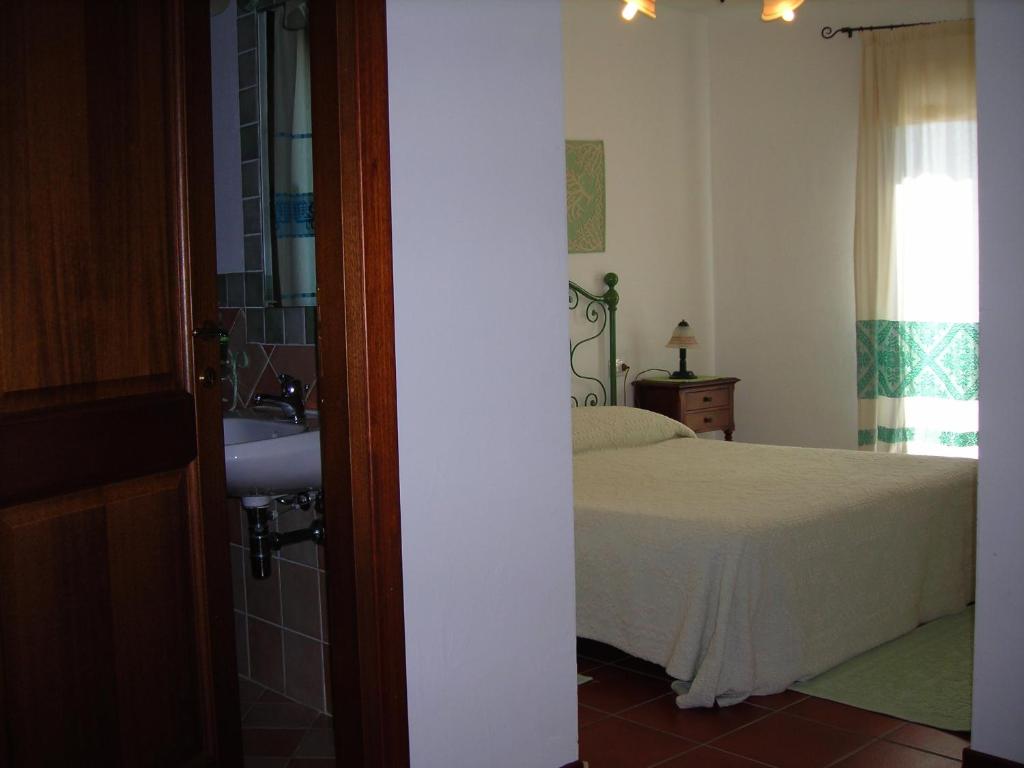 Двухместный (Двухместный номер с 1 кроватью или 2 отдельными кроватями и собственной ванной комнатой) отеля Bed & Breakfast Dessole, Ольбия