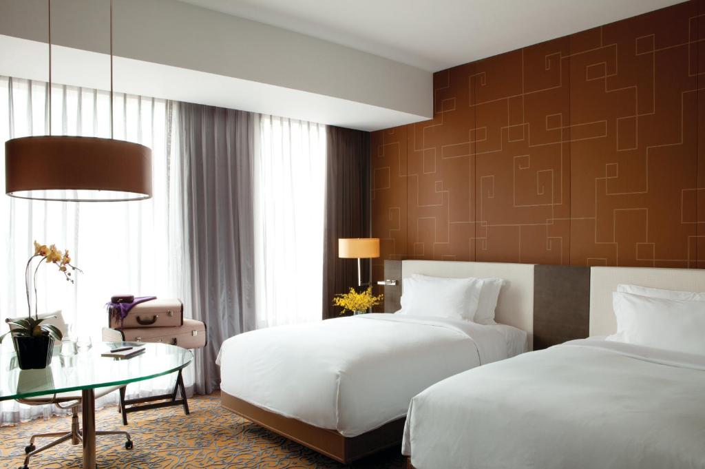 Двухместный (Представительский двухместный номер с 2 отдельными кроватями) отеля The Langham, Shanghai, Xintiandi, Шанхай