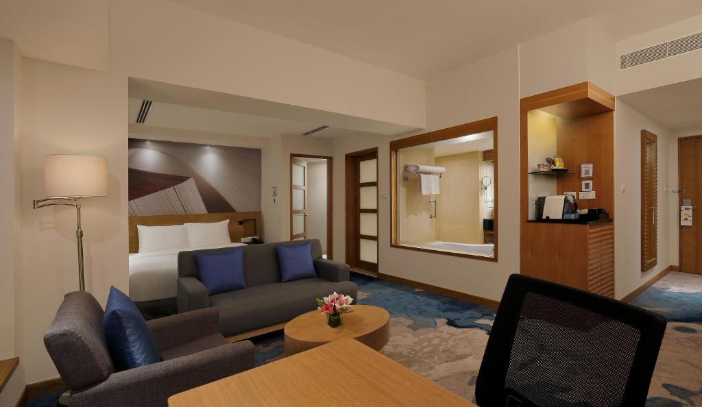 Сьюит (Junior Suite with 1 Queen Bed with 2 way airport transfers), Novotel Hyderabad Convention Center