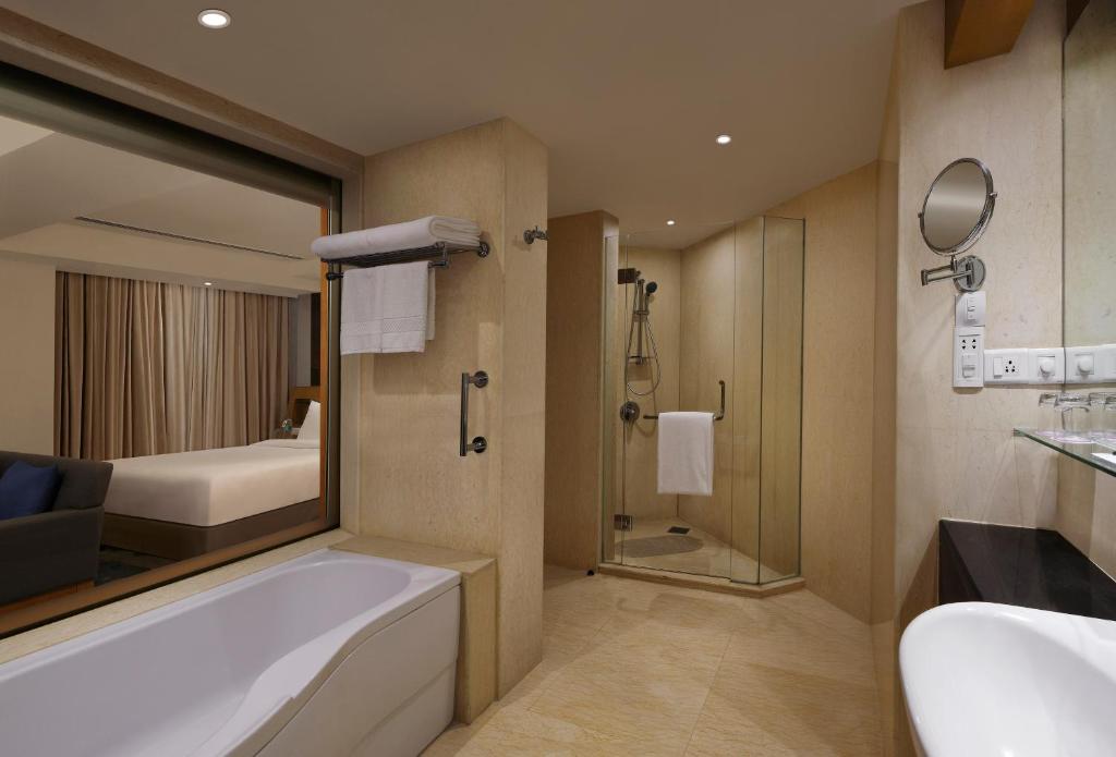 Сьюит (Junior Suite with 1 Queen Bed with 2 way airport transfers), Novotel Hyderabad Convention Center