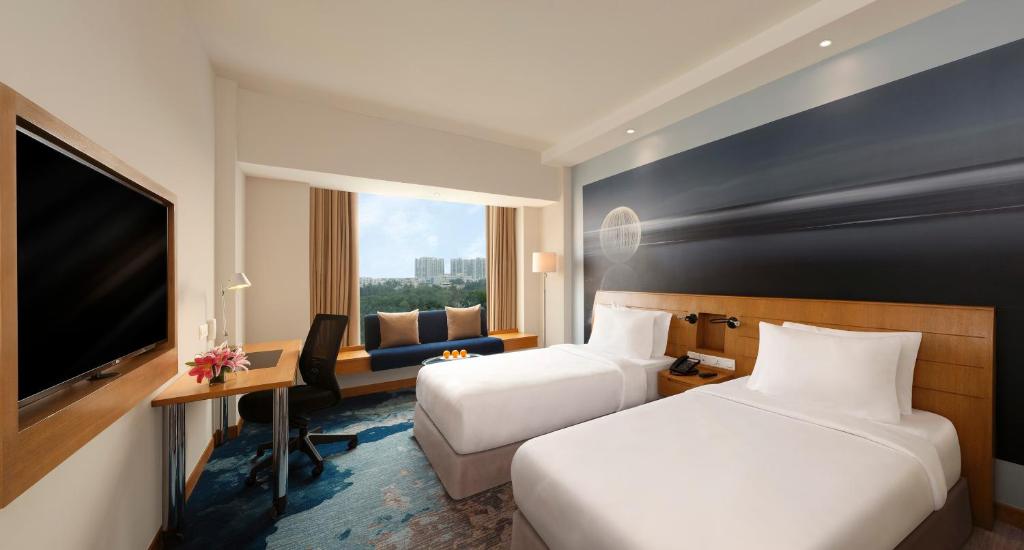 Двухместный (Executive Premier Floor 2 Single Beds with 1 way airport transfer) отеля Novotel Hyderabad Convention Center, Хайдарабад