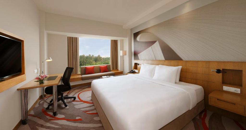 Двухместный (Executive Premier Floor 1 Queen Bed with 1 way airport transfer) отеля Novotel Hyderabad Convention Center, Хайдарабад