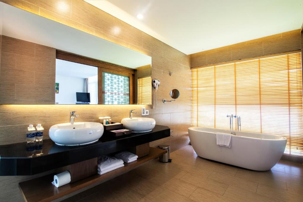 Сьюит (Premium Suite with Balcony - Garden View), Centara Sandy Beach Resort Danang