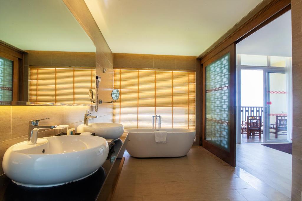 Сьюит (Premium Suite with Balcony - Garden View), Centara Sandy Beach Resort Danang