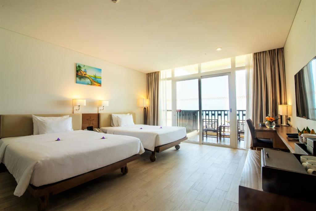 Сьюит (Premium Suite with Balcony - Ocean View) курортного отеля Centara Sandy Beach Resort Danang, Дананг