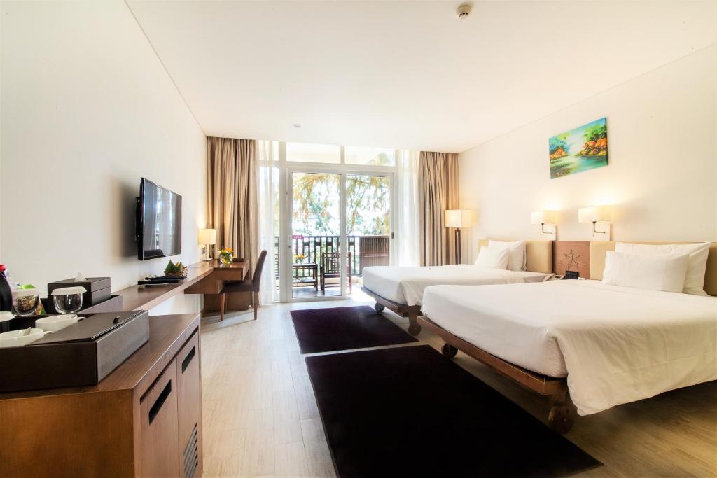Сьюит (Premium Suite with Balcony - Garden View) курортного отеля Centara Sandy Beach Resort Danang, Дананг
