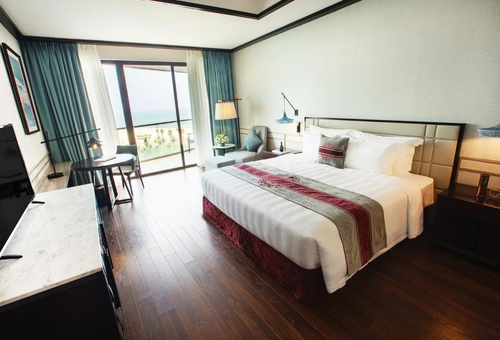 Двухместный (Двухместный номер Делюкс с 1 кроватью, балконом и видом на океан) курортного отеля Vinpearl Nam Hoi An Resort & Golf, Хойан