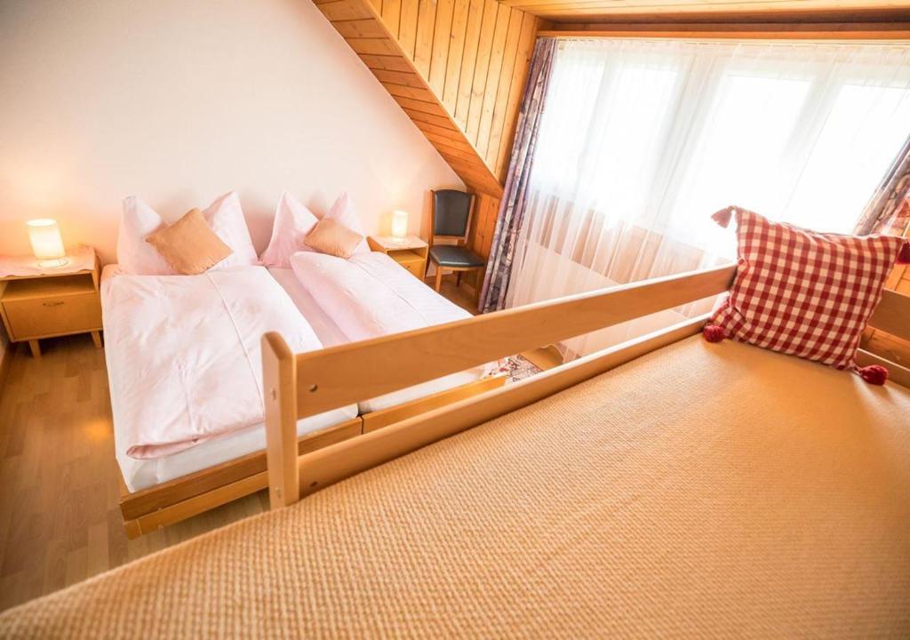 Двухместный (Двухместный номер с двуспальной кроватью и дополнительной кроватью) отеля Hotel Restaurant Gräpplang, Флумзерберг