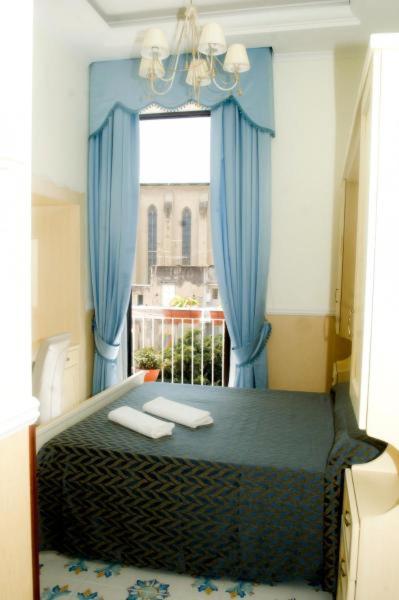 Двухместный (Улучшенный двухместный номер с 1 кроватью) отеля Bed & Breakfast Medea, Неаполь