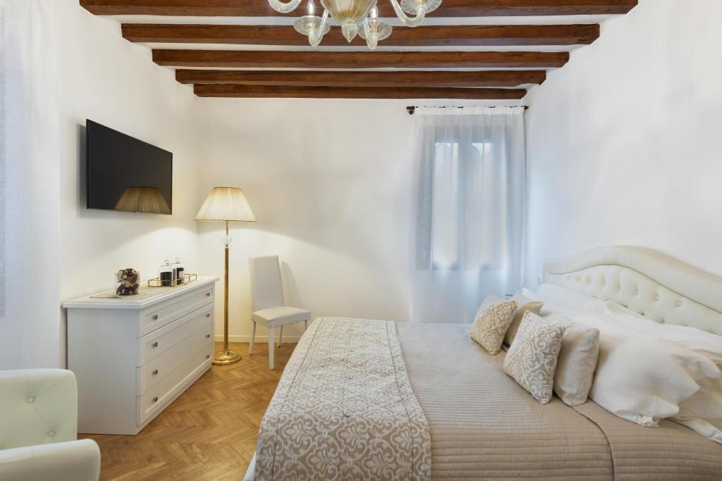 Апартаменты (Superior Apartment with Canal view - Annex), Ad Place Venice