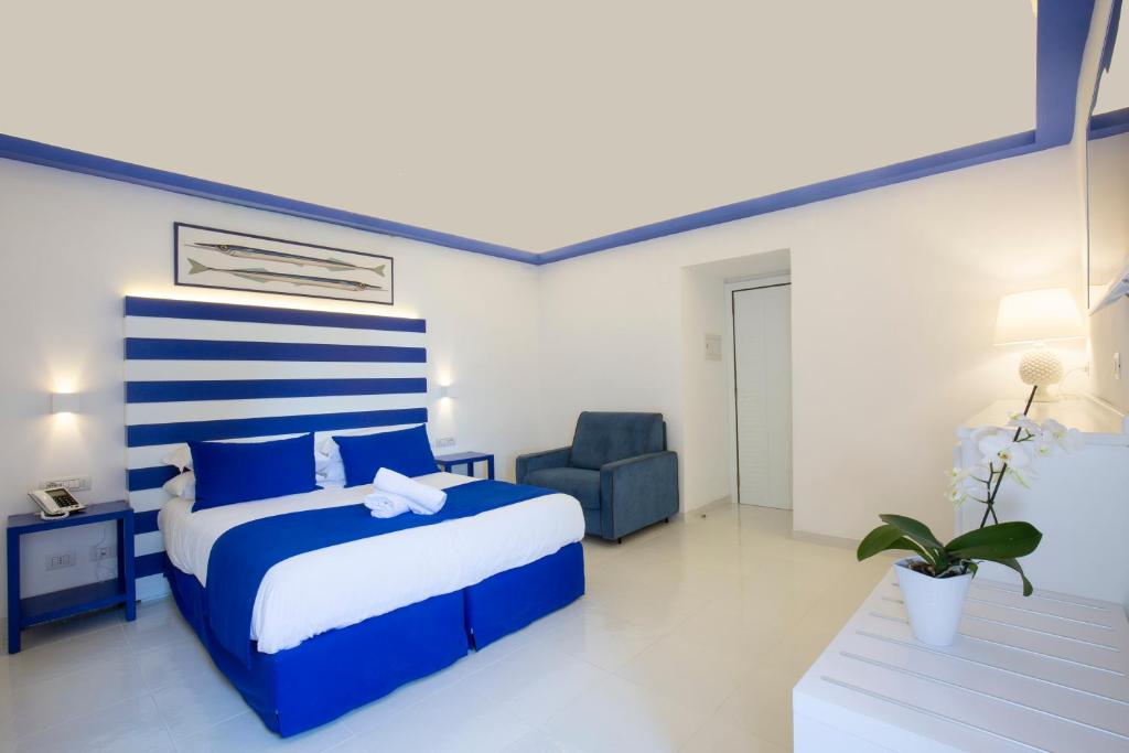 Двухместный (Улучшенный двухместный номер с 1 кроватью или 2 отдельными кроватями и террасой) отеля Hotel Il Faro, Сорренто