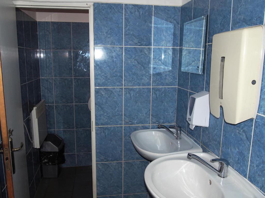Двухместный (Двухместный номер с 2 отдельными кроватями и общим туалетом) мотеля Motel Laurita, Каунас