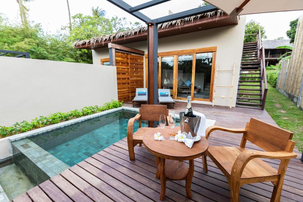 Вилла (Pool Villa with Rooftop Terrace + One-way Airport Transfer) курортного отеля Sea Dance Resort, Самуи