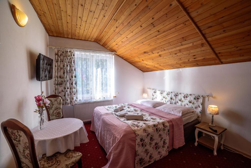 Четырехместный (Четырехместный номер с собственной ванной комнатой) отеля Królowa Śniegu, Карпач