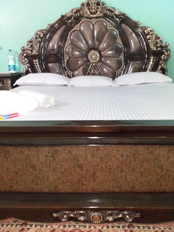 Трехместный (Трехместный номер с собственной ванной комнатой вне номера) гостевого дома Royal Guest House & Service Apartment, Калькутта