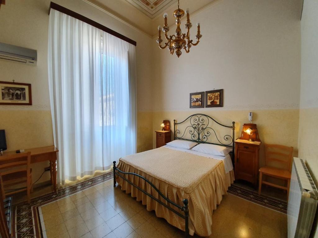 Двухместный (Двухместный номер с 1 кроватью и собственной ванной комнатой) отеля Albergo Cavour, Палермо
