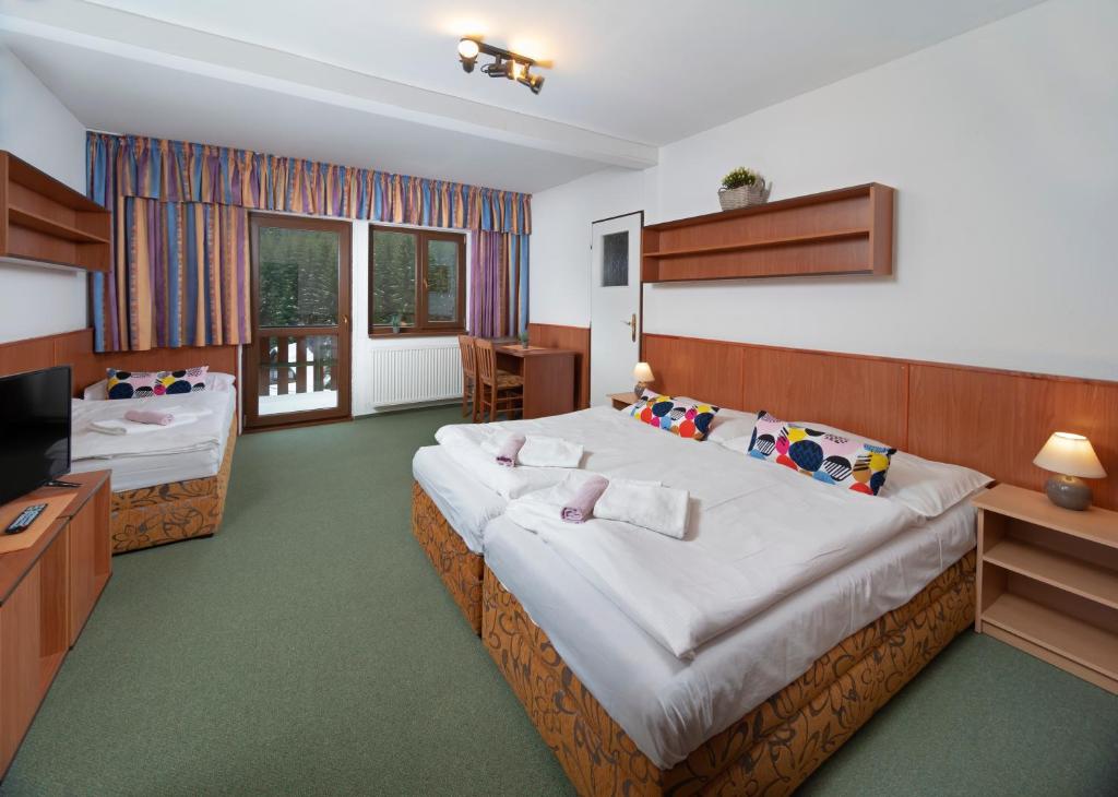 Двухместный (Двухместный номер с 1 кроватью или 2 отдельными кроватями и балконом) отеля Hotel Maredis, Корженов