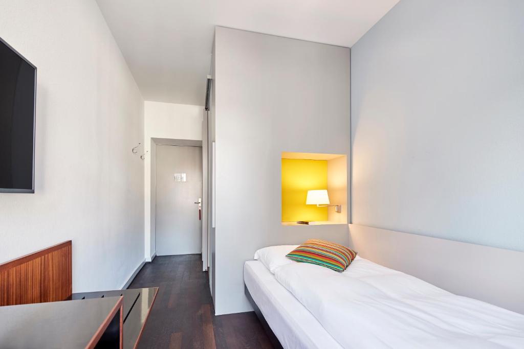 Одноместный (Small Single Room with View to Rhine River) отеля Krafft Basel, Базель