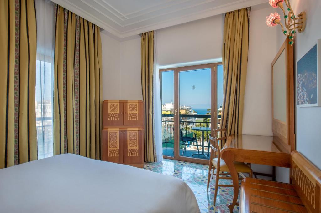Двухместный (Улучшенный двухместный номер с 1 кроватью и видом на море) отеля Grand Hotel Flora, Сорренто