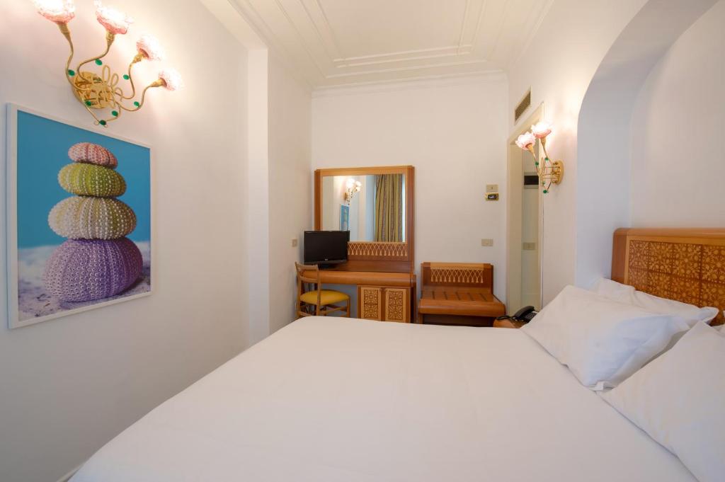Двухместный (Двухместный номер с 1 кроватью и базовыми удобствами) отеля Grand Hotel Flora, Сорренто