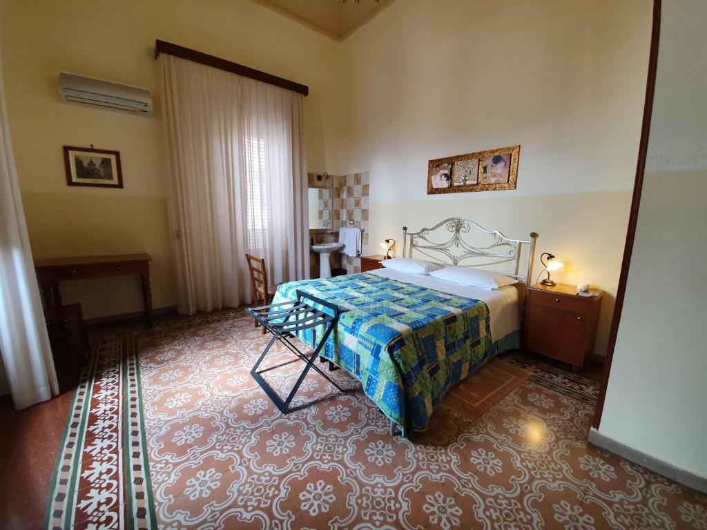 Двухместный (Двухместный номер с 1 кроватью или 2 отдельными кроватями, общая ванная комната) отеля Albergo Cavour, Палермо