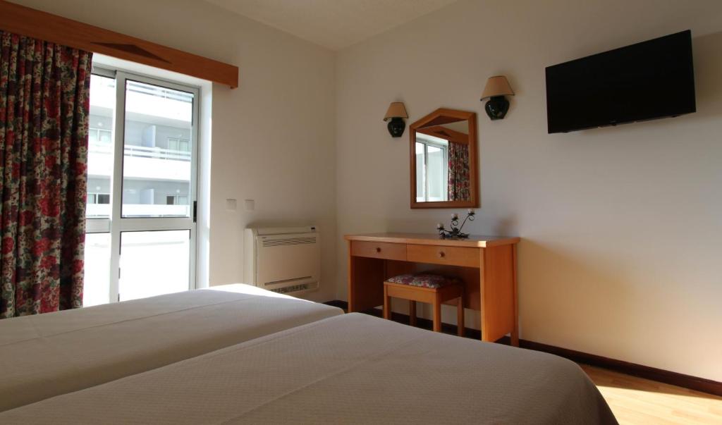 Двухместный (Двухместный номер с 2 отдельными кроватями и частичным видом на море) отеля Hotel Luar, Портиман