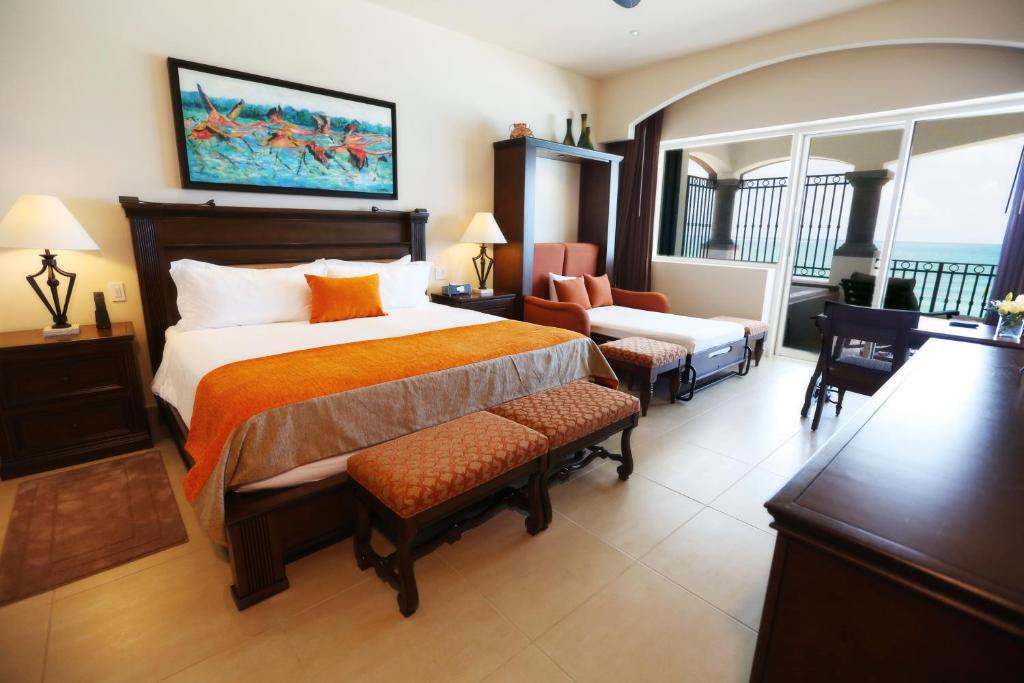 Сьюит (Люкс Master с одной спальней и кроватью размера «king-size», рядом с пляжем — Для некурящих) курортного отеля Grand Residences Riviera Cancun, Пуэрто-Морелос