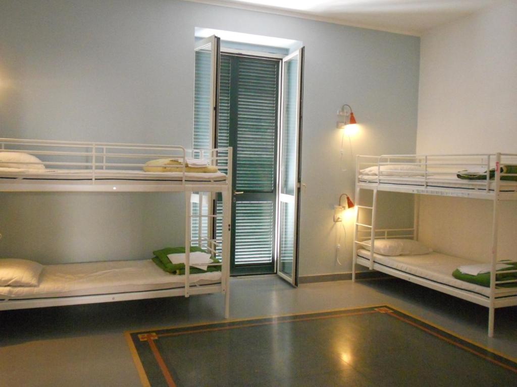 Номер (Кровать в общем номере для мужчин и женщин с 4 кроватями и ванной комнатой) хостела La Controra Hostel Naples, Неаполь