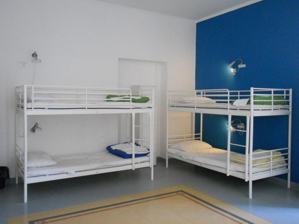 Номер (Кровать в общем номере для мужчин и женщин с 10 кроватями) хостела La Controra Hostel Naples, Неаполь