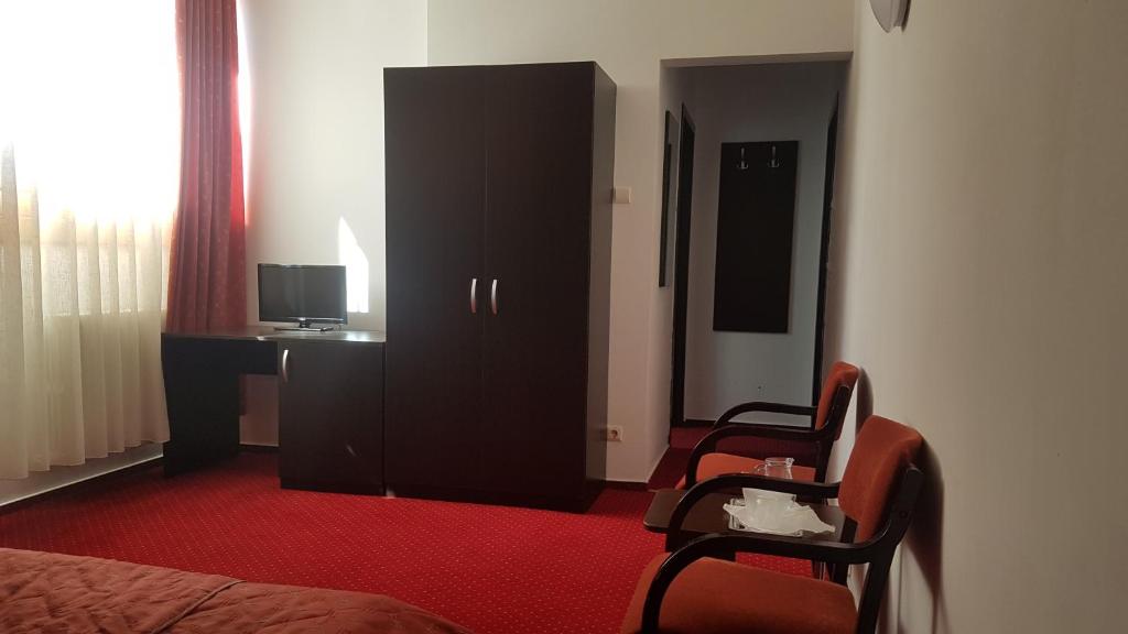 Двухместный (Двухместный номер с 2 отдельными кроватями в мансарде) отеля Hotel Cristal-Stadion, Синая