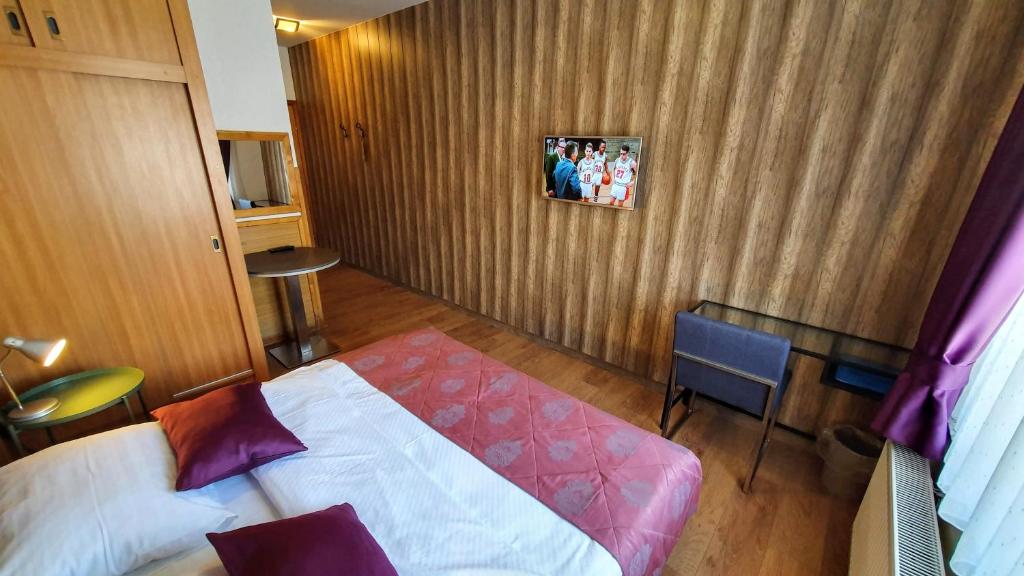 Двухместный (Двухместный номер с 1 кроватью или 2 отдельными кроватями) отеля Hotel Zvonimir, Оточаца