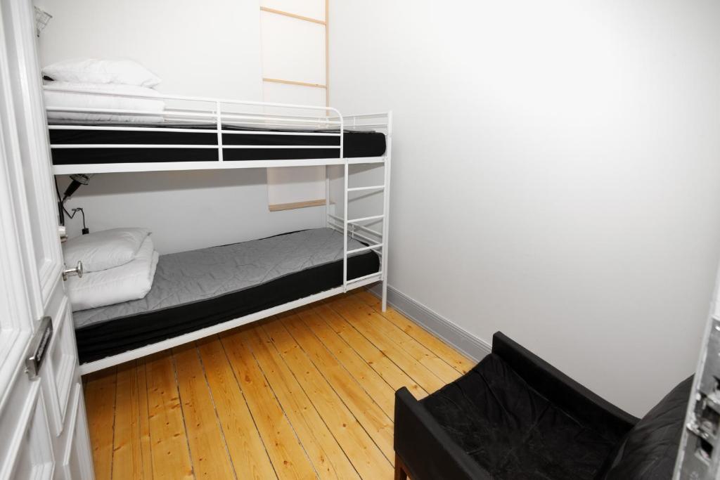 Двухместный (Бюджетный двухместный номер с 2 отдельными кроватями (без окна)) хостела City Backpackers Hostel, Стокгольм