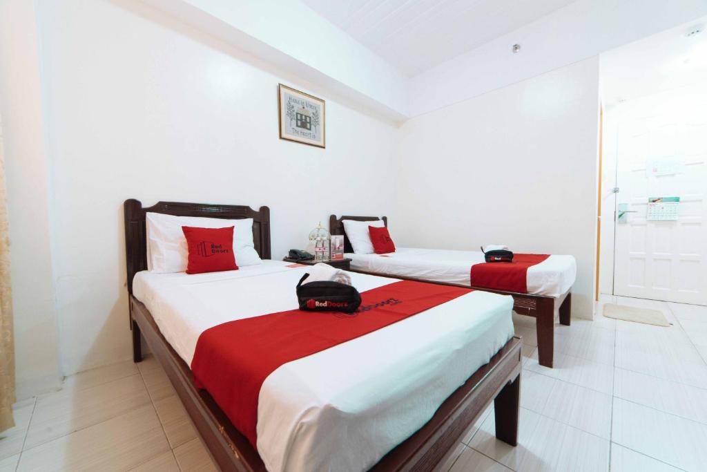 Двухместный (Двухместный номер с 2 отдельными кроватями) отеля RedDoorz Plus @ Poblacion District Davao, Давао