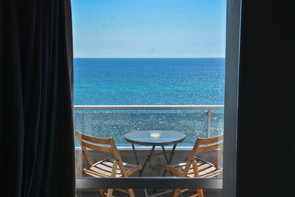 Семейный (Семейный номер с видом на море) отеля Scorpios Hotel, Пирей