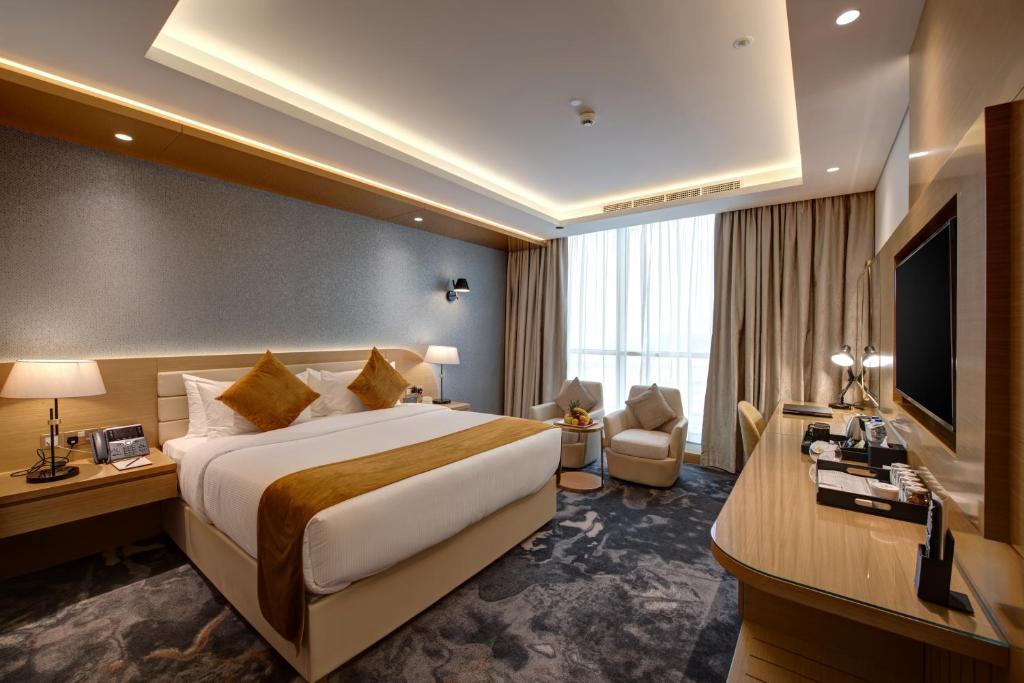 Семейный (Семейный люкс - 2 смежных номера) отеля The S Hotel Al Barsha, Дубай