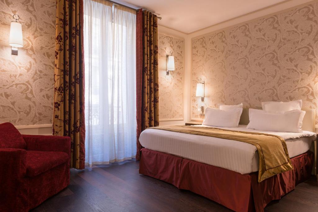 Трехместный (Улучшенный номер с диваном-кроватью) отеля Crystal Hotel, Париж