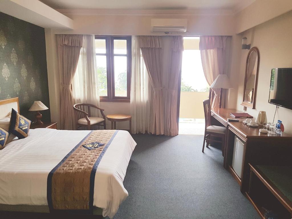 Двухместный (Улучшенный двухместный номер с 1 кроватью и видом на город) отеля Rex Hotel, Вунгтау