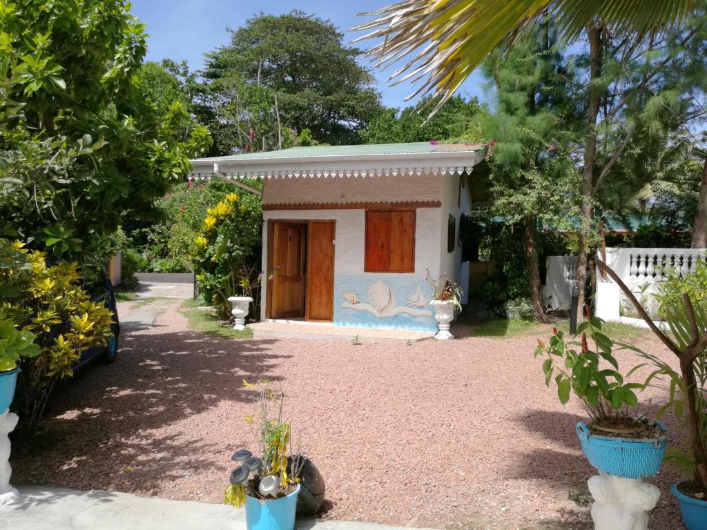 Двухместный (Стандартный двухместный номер с 1 кроватью и вентилятором) гостевого дома Coco Bay Villa, Баи-Сейнт-Энн