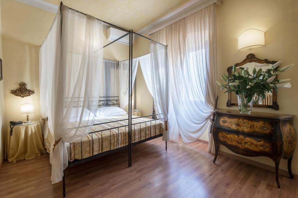 Двухместный (Двухместный номер с 1 кроватью или 2 отдельными кроватями) отеля Hotel Palazzo dal Borgo, Флоренция