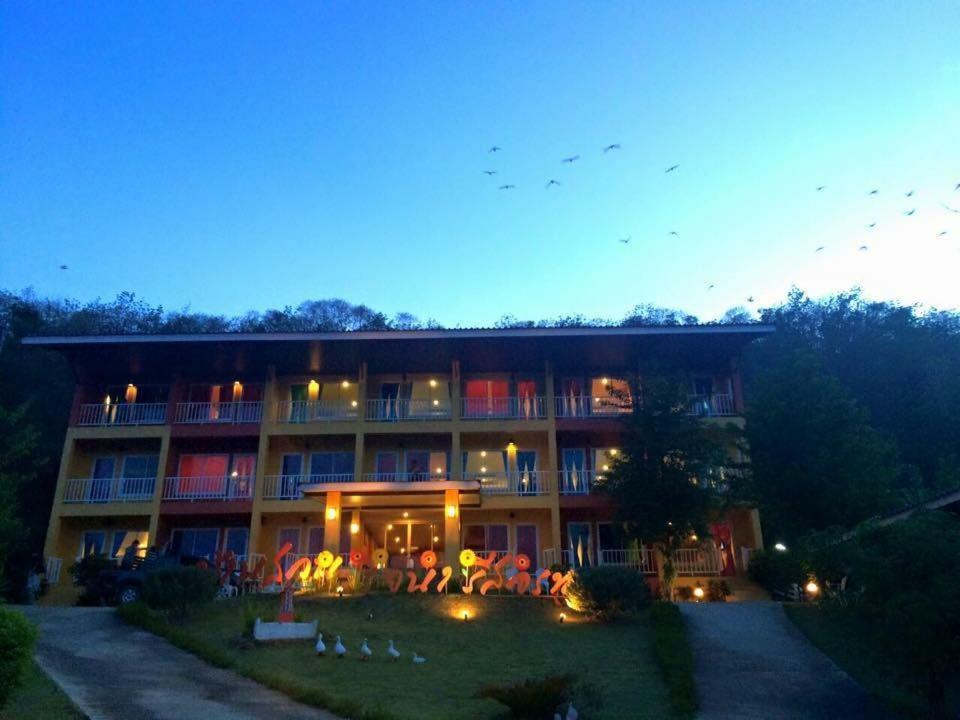 Двухместный (Стандартный двухместный номер с 2 отдельными кроватями и видом на горы) курортного отеля Baan Suan Rojjana, Сарабури