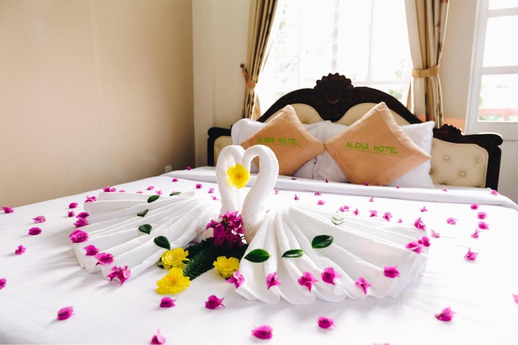 Двухместный (Номер с кроватью размера «king-size» и видом на озеро) отеля Mui Ne Alena Hotel, Фантхьет