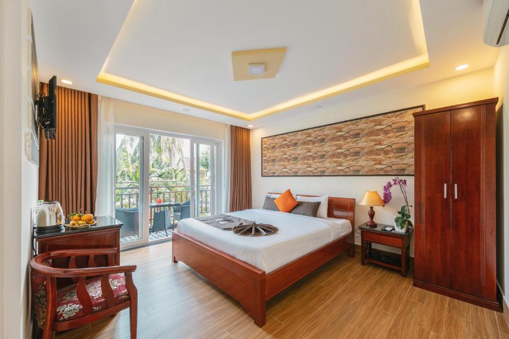 Двухместный (Двухместный номер Делюкс с 1 кроватью и балконом) семейного отеля Nu Ni Homestay, Хойан