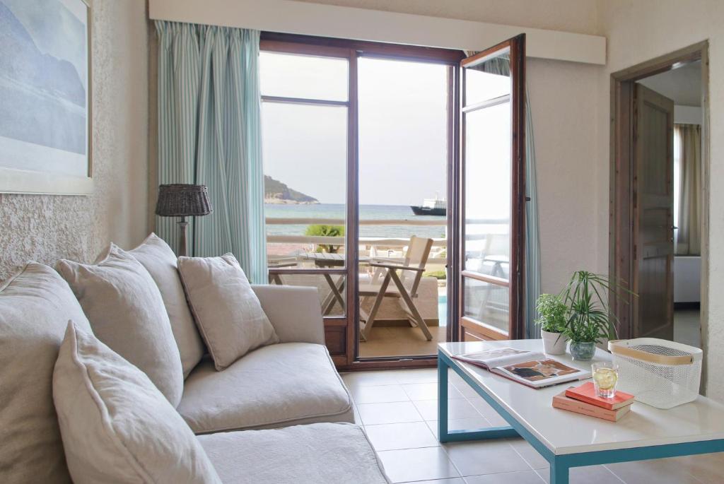 Сьюит (Люкс с 2 спальнями и видом на море (для 3 взрослых + 2 детей)) отеля Skopelos Village, Скопелос