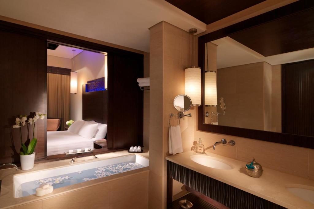 Двухместный (Номер «Делюкс» с выходом к лагуне) курортного отеля Anantara The Palm Dubai Resort, Дубай