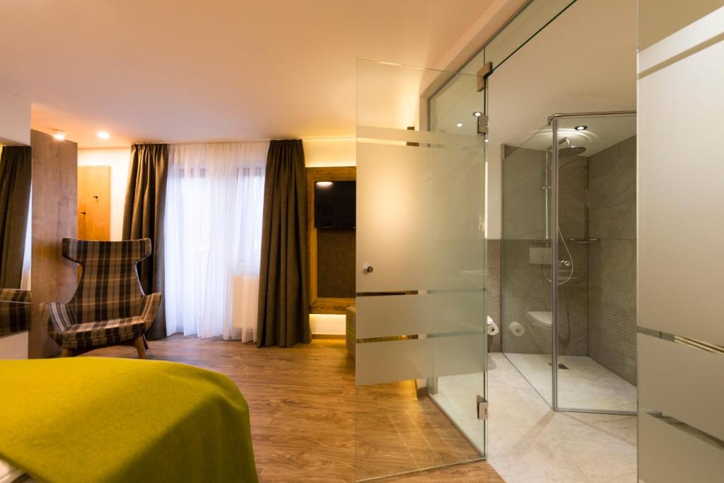 Двухместный (Double Room Alpine with Balcony and Mountain View) отеля Sporthotel Brugger, Нойштифт