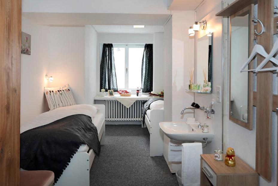 Двухместный (Бюджетный двухместный номер с 1 кроватью и общей ванной комнатой) отеля Hotel Derby - Save & Relax, Давос