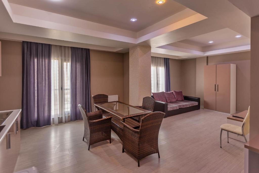 Апартаменты (Улучшенные апартаменты) апарт-отеля Diplomat Suites, Баку