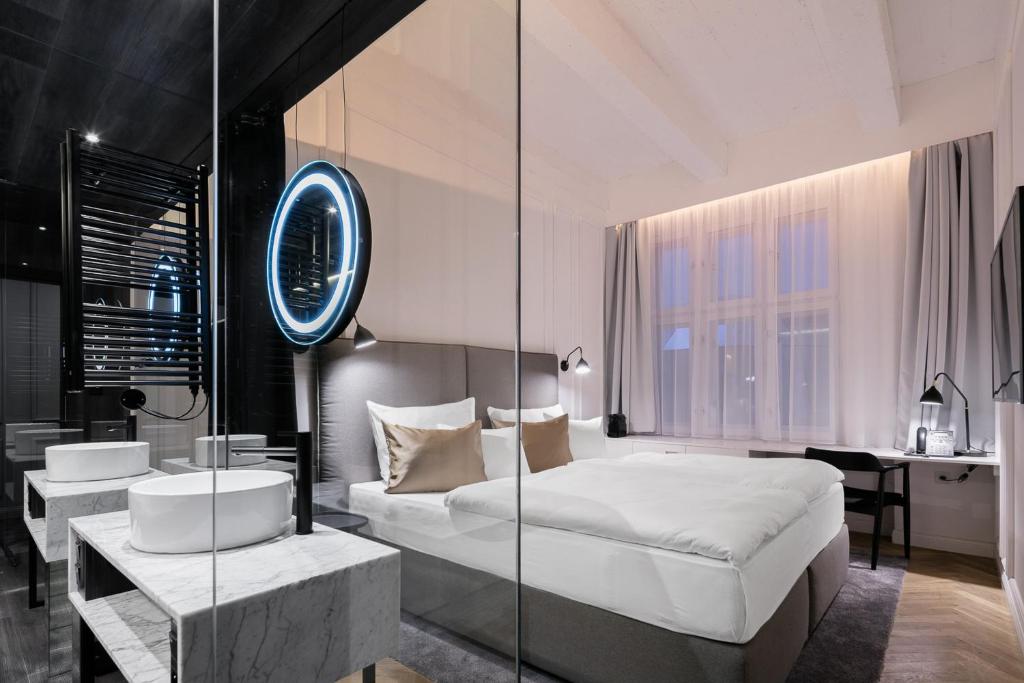 Двухместный (Улучшенный двухместный номер с 1 кроватью или 2 отдельными кроватями и гидромассажной ванной) отеля Pytloun Boutique Hotel Prague, Прага