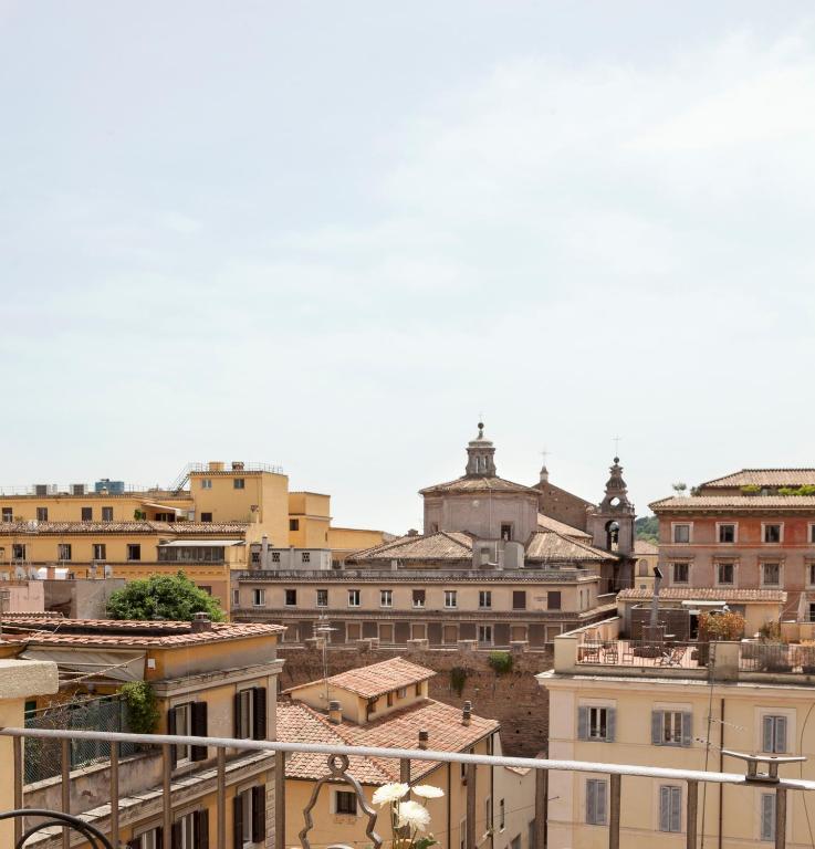 Апартаменты (Улучшенные апартаменты с 1 спальней и балконом, красивый вид) отеля Trianon Borgo Pio Aparthotel, Рим